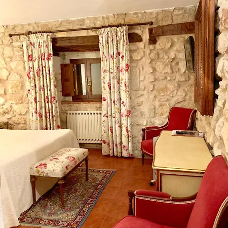 Tres Coronas De Silos Hotel 3*