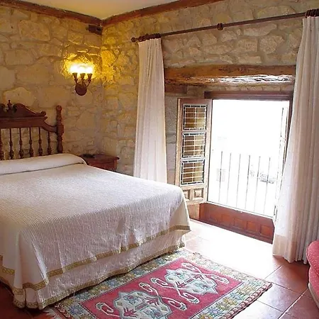 Tres Coronas De Silos Hotel 3*