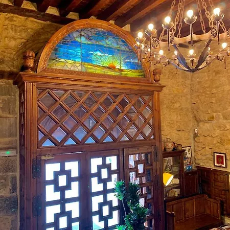 Tres Coronas De Silos Hotel