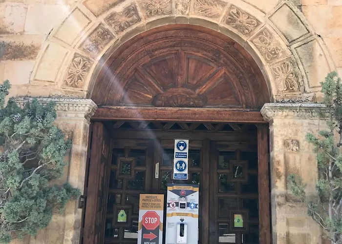 Tres Coronas De Silos Hotel 3*