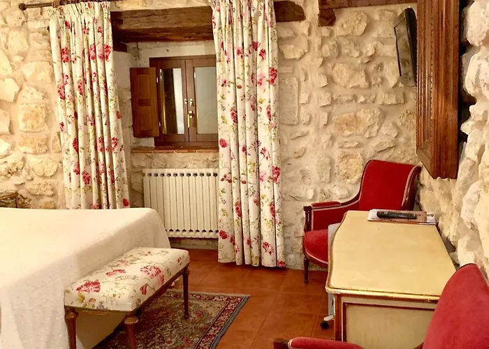 Tres Coronas De Silos Hotel 3*