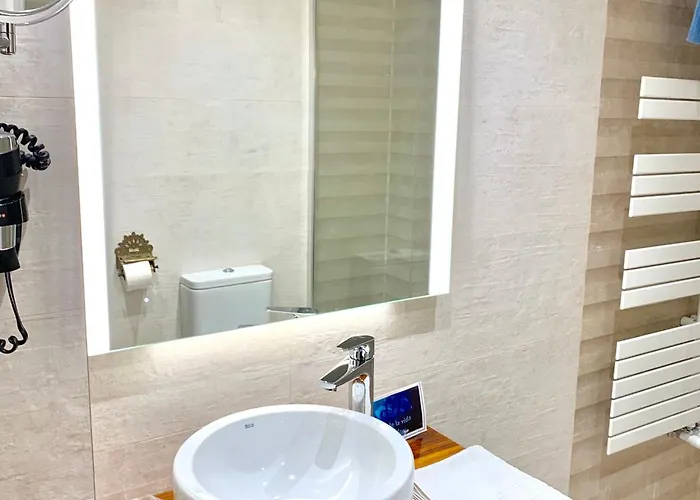 Tres Coronas De Silos Hotel 3*