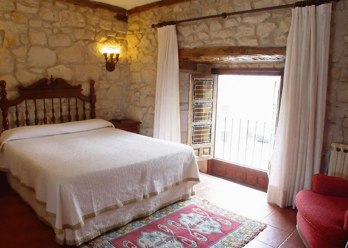 Tres Coronas De Silos Hotel 3*